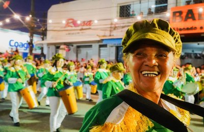 Prefeito Luciano Barbosa acompanha multidão no desfile de Emancipação Política de Arapiraca