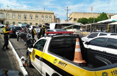 Obra de saneamento altera trânsito no bairro do Prado
