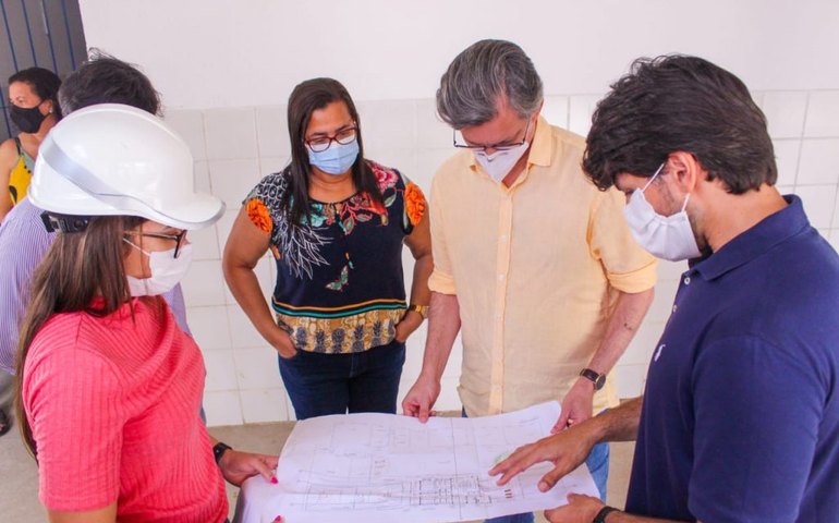 Secretário vistoria obras da Escola Municipal Hermínio Cardoso