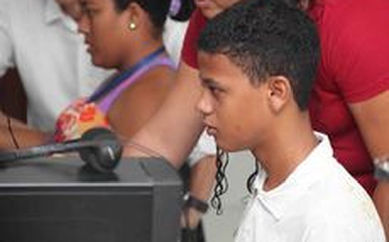 Telecentro garante acesso à internet a quem nunca dispôs de computador