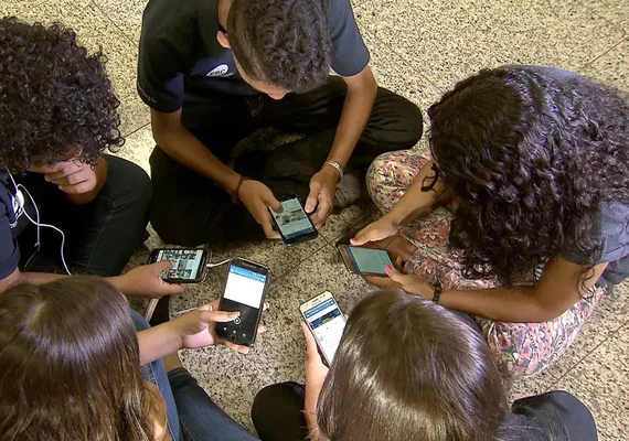 “Nem no recreio”: pesquisadores da educação criticam celular na escola