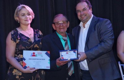 Governador em exercício homenageia Servidores Destaque da Educação em Alagoas