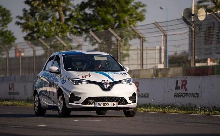 Carro movido a eletricidade, esterco e hidrogênio bate recorde mundial de autonomia