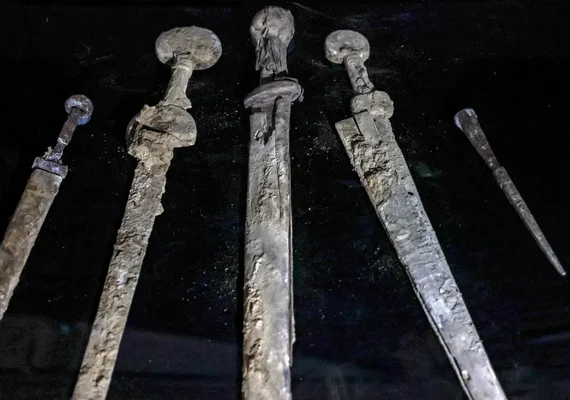 Espadas de 1,9 mil anos são encontradas em caverna de Israel