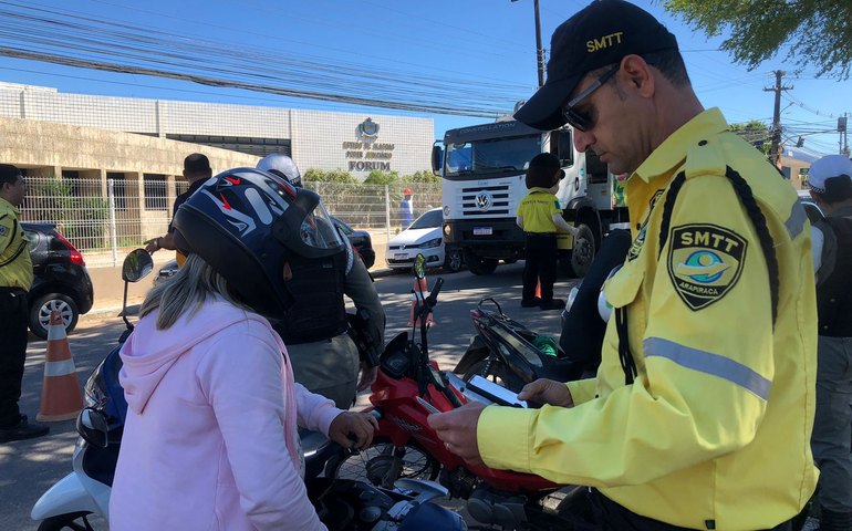 Em parceria com o BPRv, SMTT Arapiraca realiza blitz educativa com motociclistas