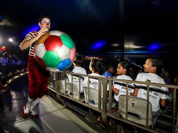 Crianças atendidas pela Semas Maceió vivem tarde de magia no Le Cirque