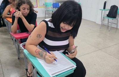 Curso gratuito de inglês da Prefeitura de Maceió transforma relação de aluna com o idioma