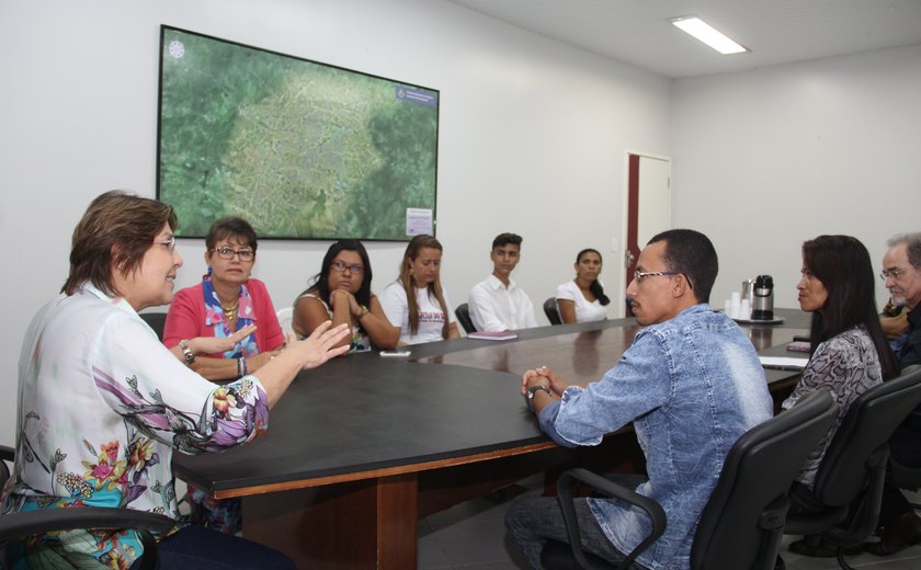 Célia assina termo e cede galpão à Associação do Brisa do Lago