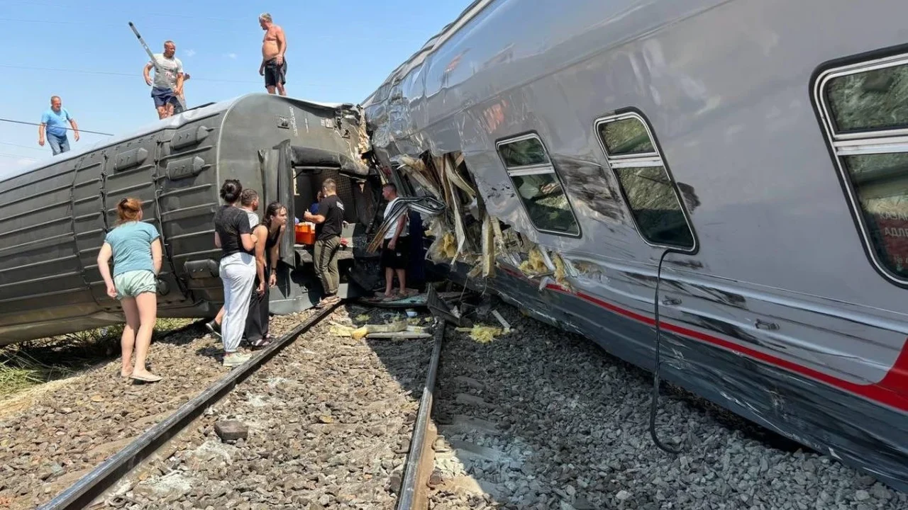 Mais de cem feridos na Rússia após colisão entre trem e caminhão; vídeo