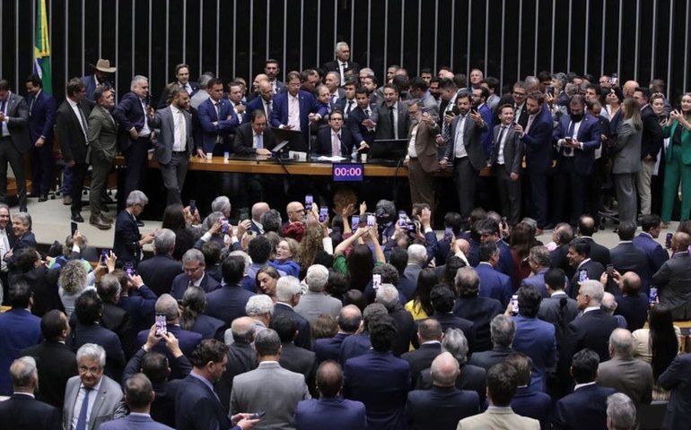 Corregedor da Câmara pede suspensão de 3 deputados envolvidos em motim