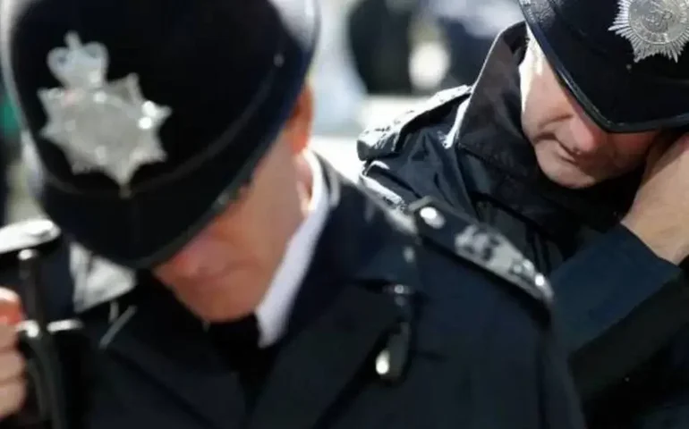 Inglaterra: homem supostamente armado com besta é morto pela polícia ao tentar invadir casa