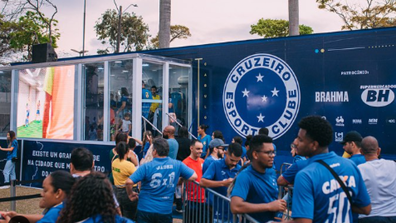Torcida do Cruzeiro protesta no CT do clube e ameaça jogadores: 'A gente vai pegar'
