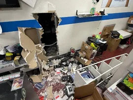 Ladrões abrem buraco na parede para roubar milhares de dólares em cartas de Pokémon