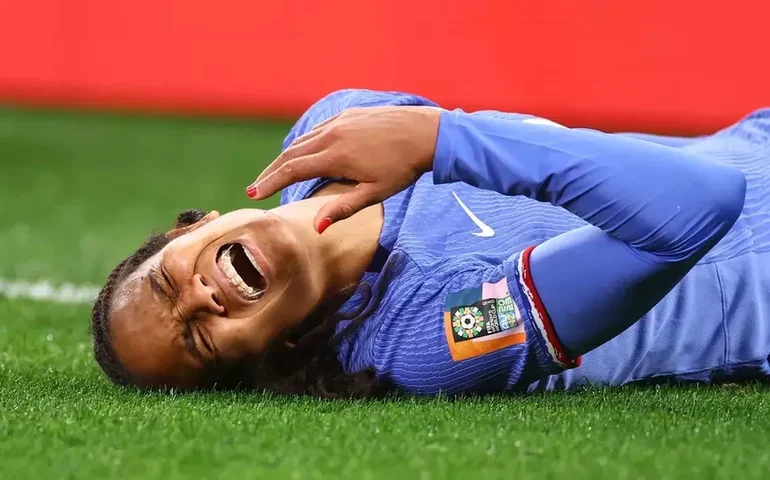 Autora do gol da vitória da França, Wendie Renard por pouco não ficou de fora da partida contra o Brasil