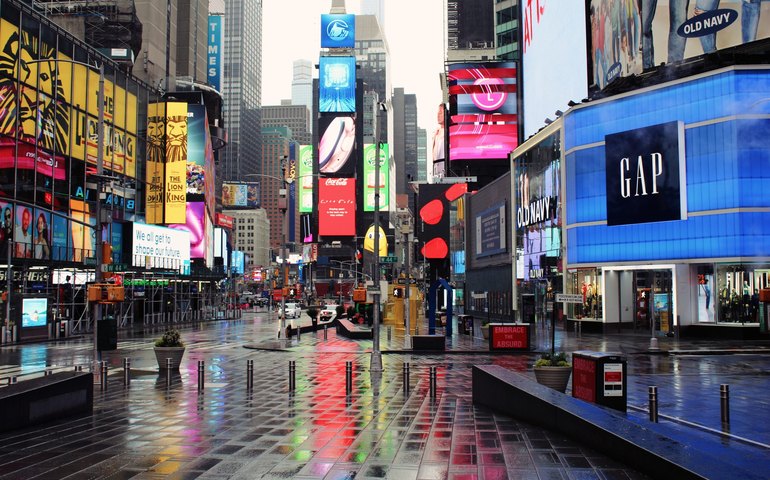 Voluntários dormem ao relento em Times Square para chamar atenção para pessoas em situação de rua em Nova York