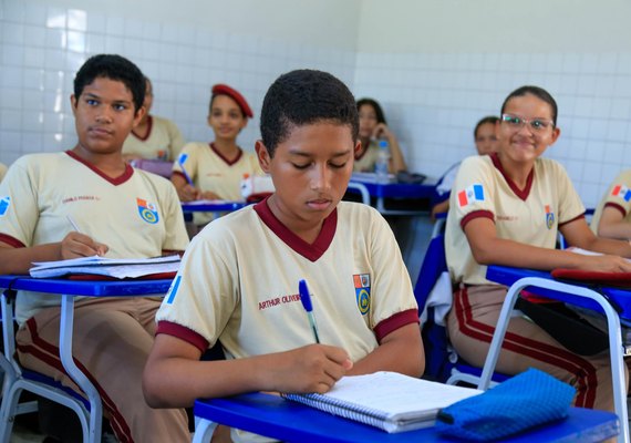Mais de 2.400 candidatos fazem prova do Processo Seletivo do Colégio Tiradentes neste domingo