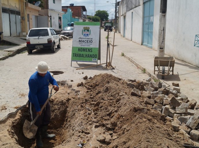 Seminfra realiza limpeza e desobstrução em galerias