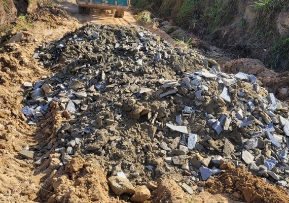 Prefeitura de Branquinha realiza empedramento e patrolamento de diversas estradas