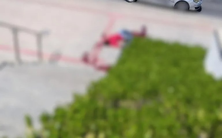 Suspeito morre baleado em frente a shopping em Cruz das Almas, quando tentava assaltar uma van