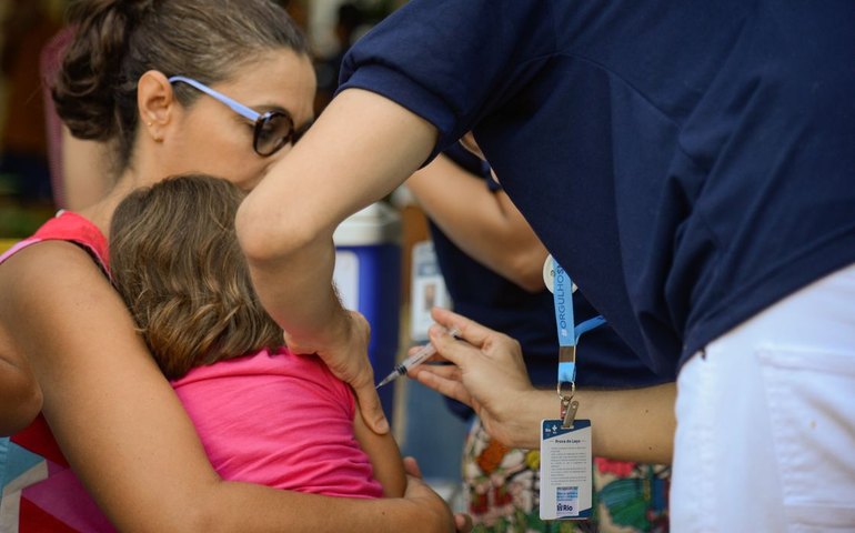 STF impõe multa aos pais que não vacinarem os filhos contra covid