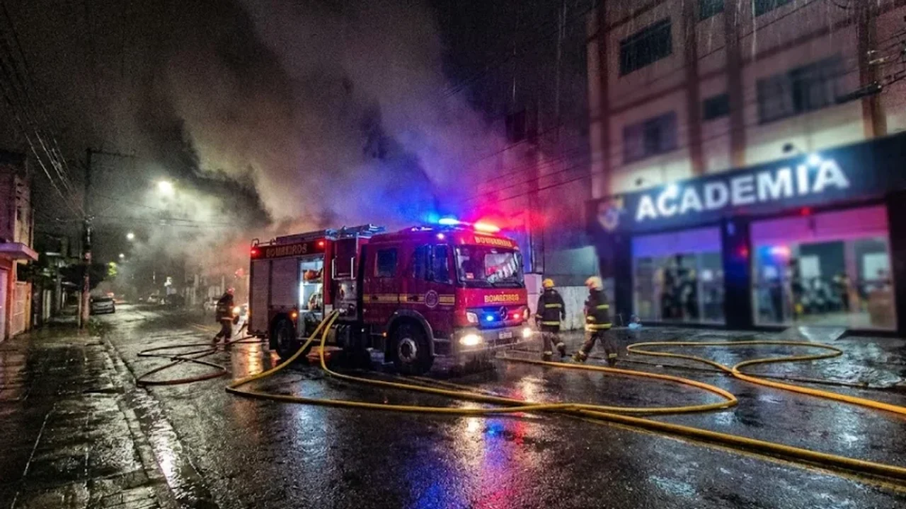 Incêndio próximo a academia mobiliza Bombeiros e PM no bairro Cacimbas, em Arapiraca