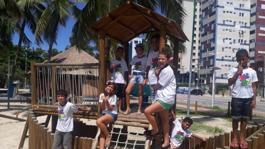 Crianças do Serviço de Convivência realizam atividades físicas na orla marítima