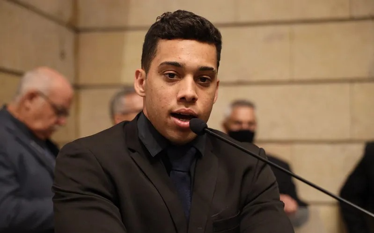 Com prisão decretada por acusação de mais um estupro, Monteiro se entrega no Rio