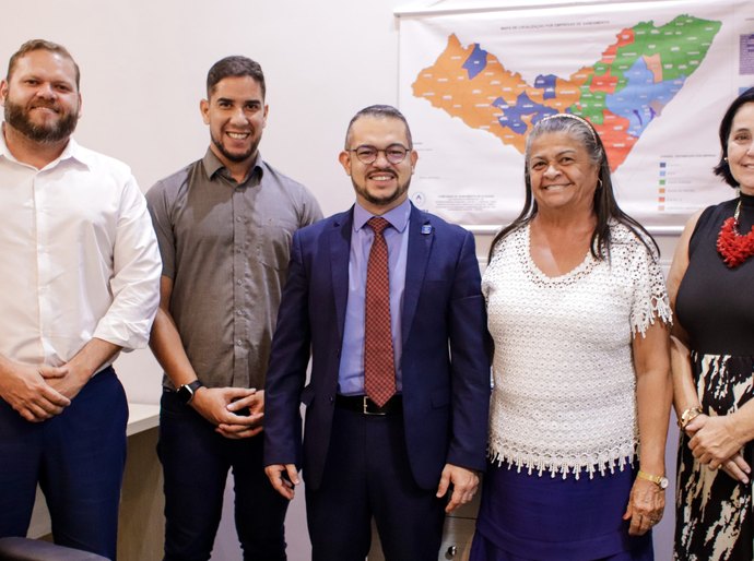 Tia Júlia se reúne com presidente da Casal e discute abastecimento de água em Palmeira