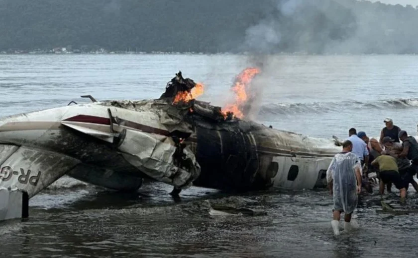 Avião que explodiu em Ubatuba é removido da praia