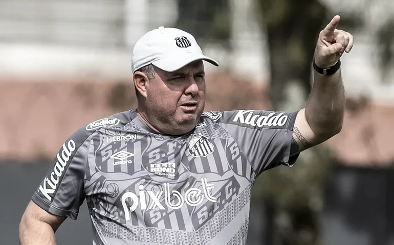 Marcelo Fernandes tenta ajustar defesa após Santos sofrer gols por 12 jogos seguidos