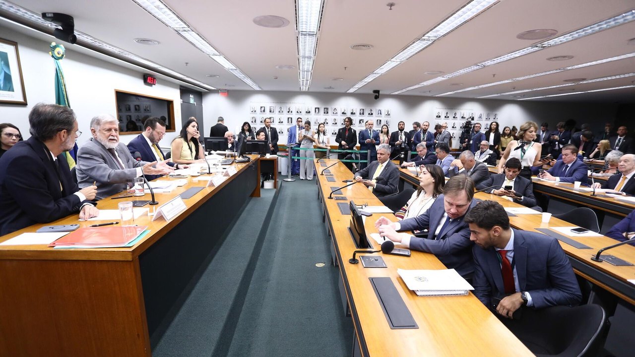 Celso Amorim ou Mauro Vieira? Especialista critica preocupação 'administrativa' de deputados