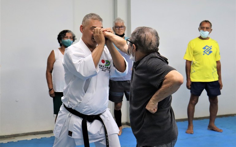 Sesc Alagoas promove aulas de caratê para idosos