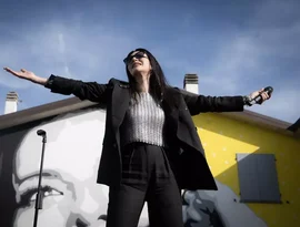Laura Pausini faz aparição surpresa em show de Shakira em Madri