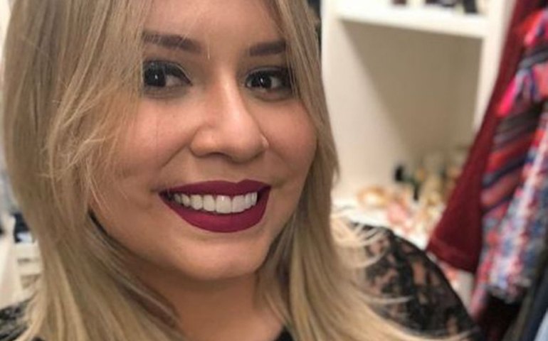 Marília Mendonça ajuda a varrer chão após show em Fortaleza