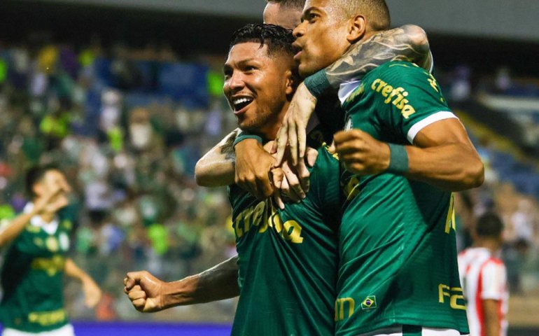 Palmeiras arranca vitória suada sobre o Bahia nos acréscimos e pressiona o Botafogo