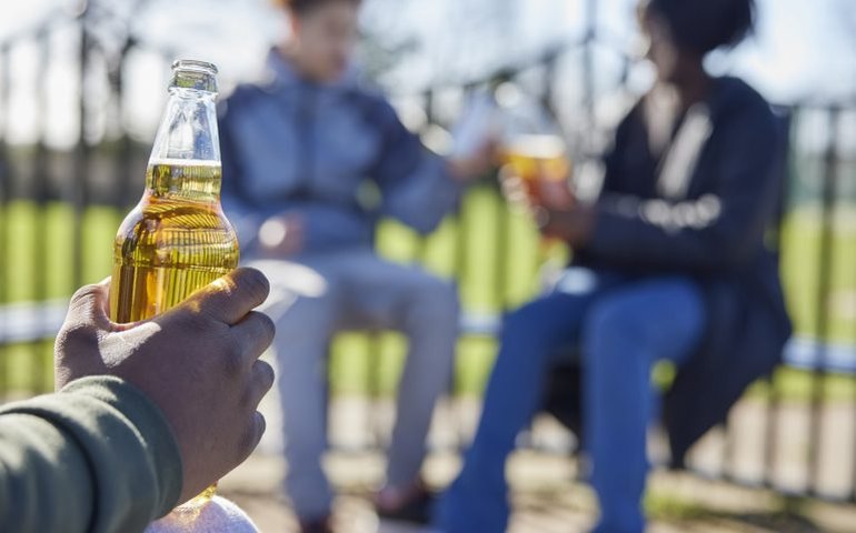 Nova lei aumenta pena para quem entrega drogas ou álcool a crianças ou adolescentes