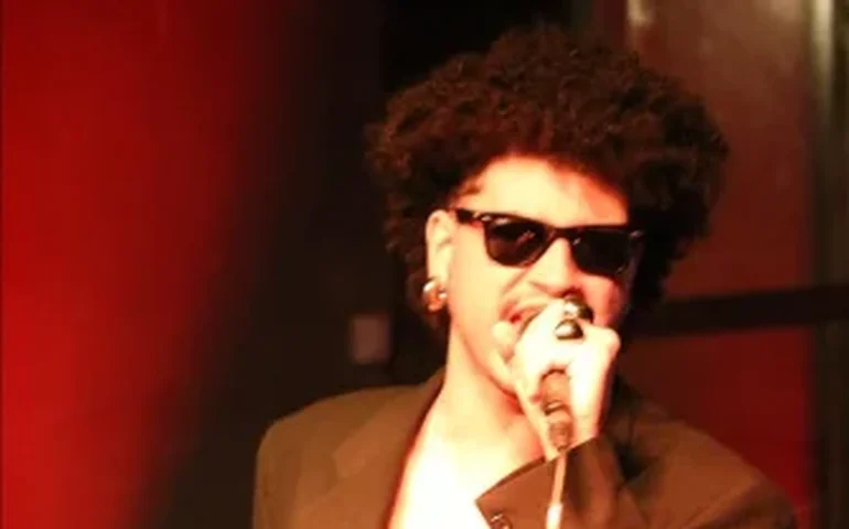 Cantor alagoano estreia nos palcos com show-tributo “Pedro Vermelho canta AMY”