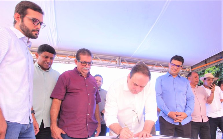 Prefeito Luciano Barbosa autoriza pavimentação de 55 ruas nos bairros Planalto, Massaranduba e Bonsucesso