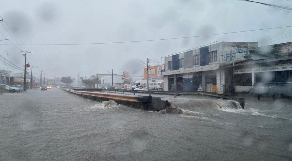 Chuvas causam pontos de alagamentos e transbordamento de canal em Aracaju / Foto: Foto: Carolina de Morais/Portal A8SE