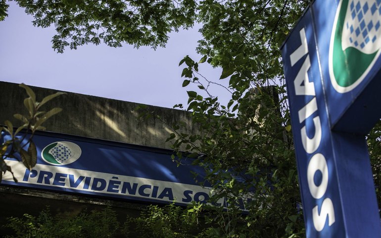 Fraude no INSS: policial federal suspeito de participar do esquema escondia US$ 200 mil em espécie