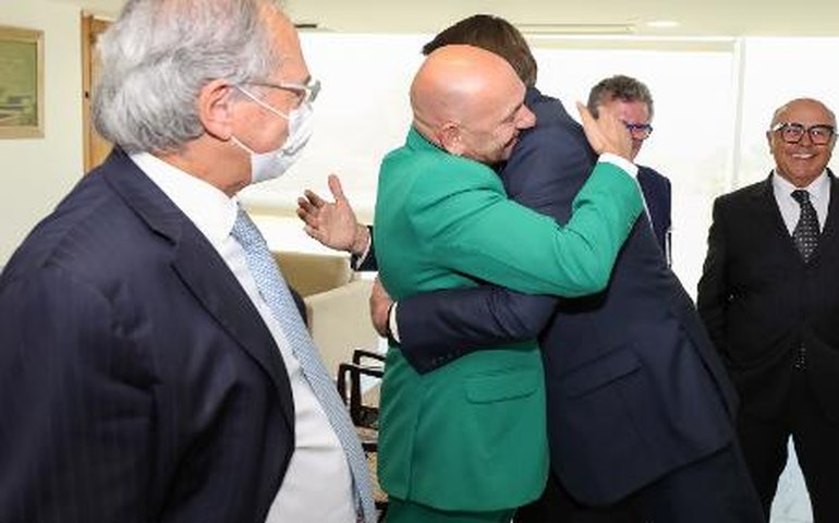 Bolsonaro recebe dono da Havan, Luciano Hang, com abraço