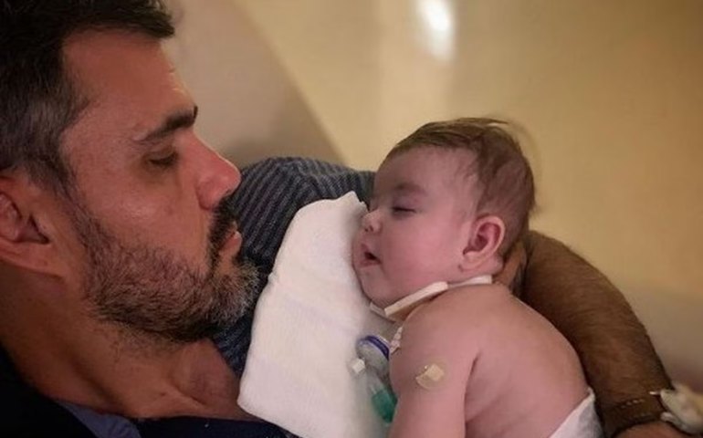 Filha caçula de Juliano Cazarré passa por novo procedimento cirúrgico no coração, em São Paulo