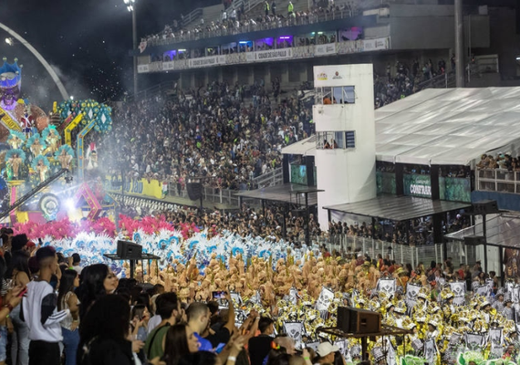 Desfile em SP é marcado por emoção, crítica social e referências culturais