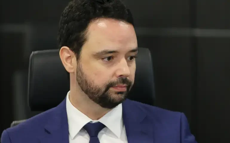 Guimarães: Antecipação de medidas de desvinculações ao mínimo pode interditar debate