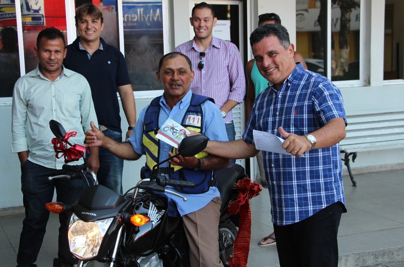 Prefeitura de União entrega moto sorteada na campanha do IPTU