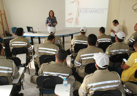 Agentes de trânsito de Arapiraca começam semana com palestra sobre violência contra a Mulher