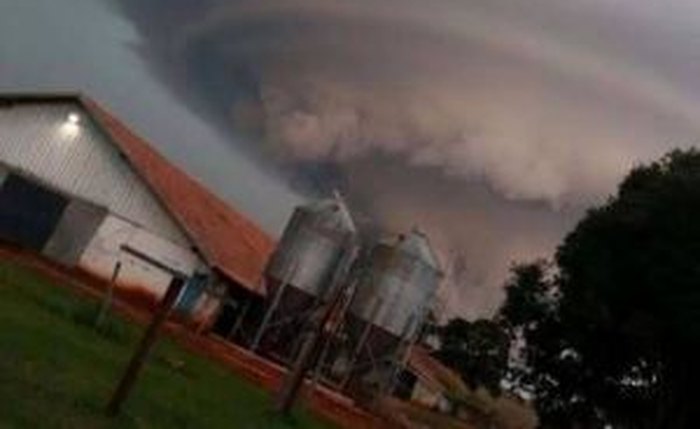 Tornado deixa 20 feridos e causa destruição no Paraná Tornado deixa 20 feridos e causa destruição no Paraná