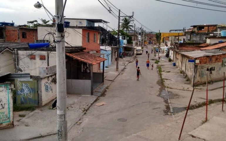 Jovem é baleada dentro de casa na Cidade de Deus