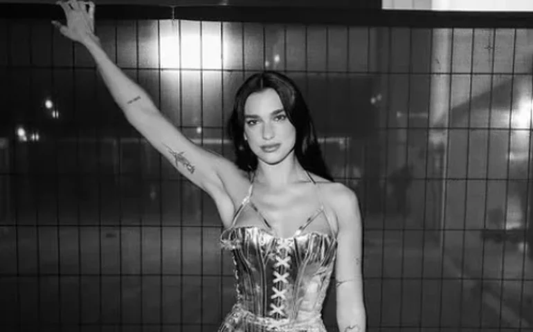 Dua Lipa canta com 'lendário' Caetano Veloso e exalta 'povo lindo' em show em São Paulo; veja vídeos