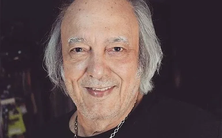 Viúva de Erasmos Carlos deixa apartamento que vivia com o cantor: 'Me encontro no conforto de um lugar pequeno'